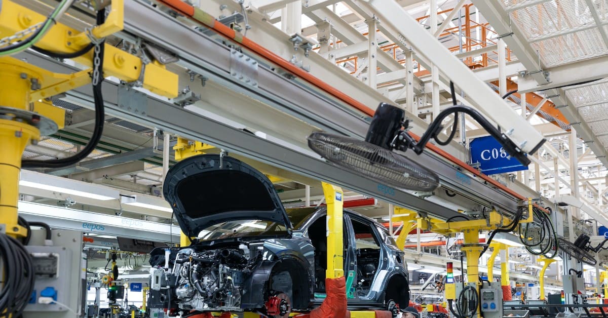 Línea de montaje de automóviles con vehículos semimontados, cursos sector industrial