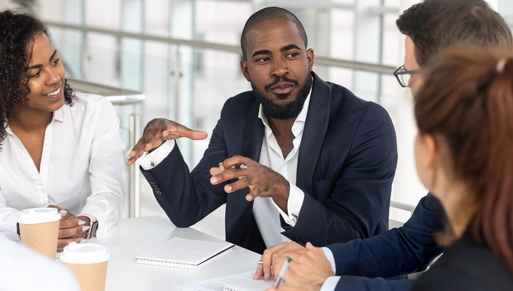Hombre gesticulando durante reunión de formación para el empleo