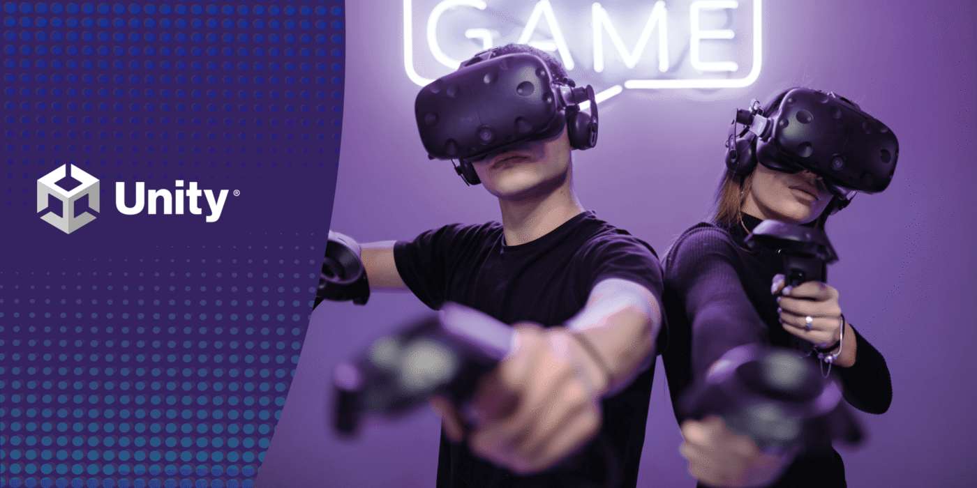 Dos personas con visores VR y mandos frente al logo de Unity — cursos online