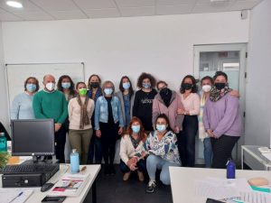 Grupo de personas con mascarilla en aula, formación para el empleo