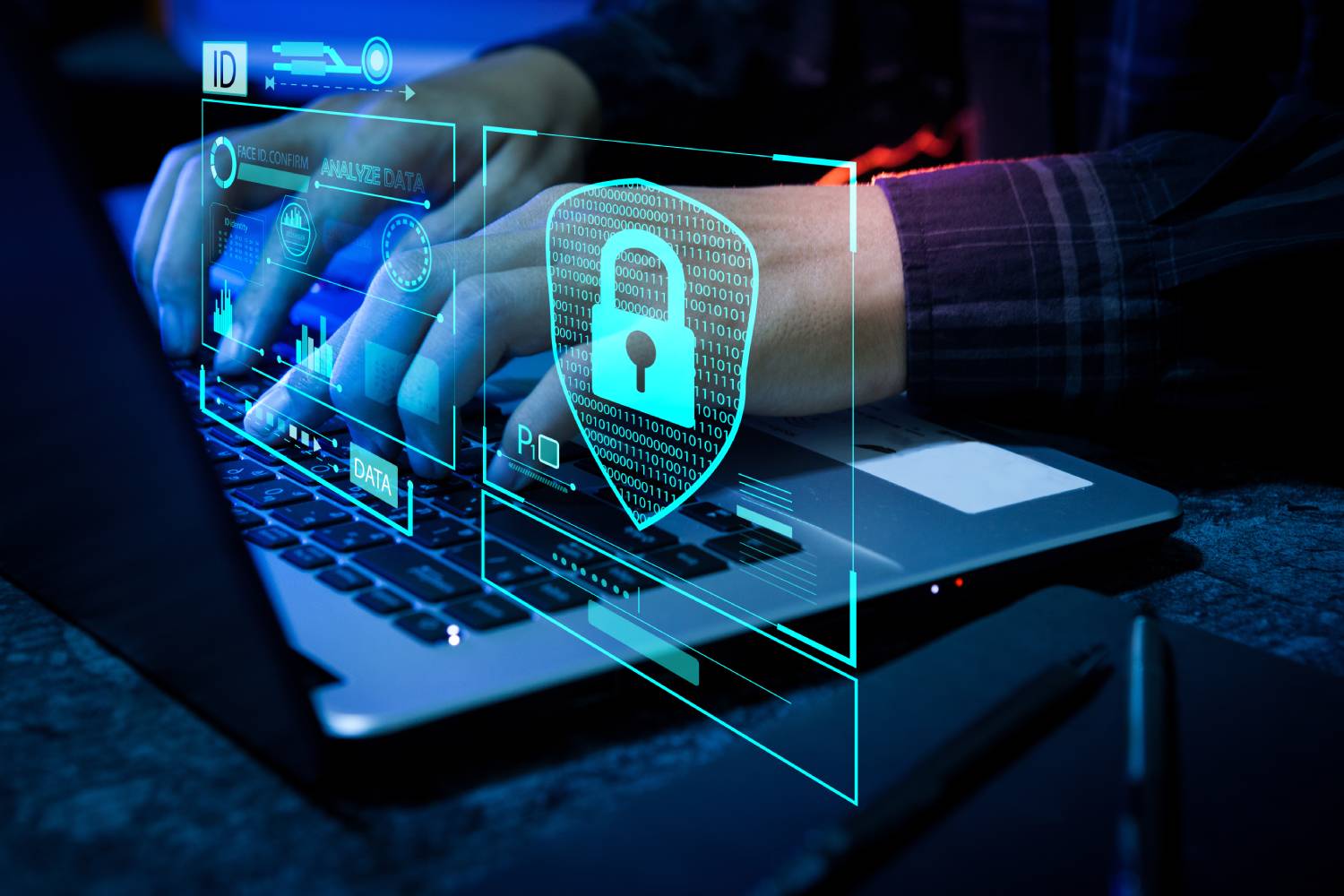 Manos tecleando un portátil con icono digital de candado y gráficos de seguridad, cursos online