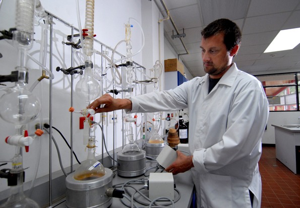 Técnico de laboratorio ajustando cristalería y mantas calefactoras, cursos sector industrial