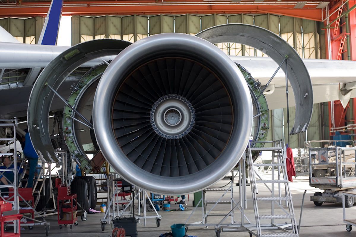 Turbina de avión con cubierta abierta en hangar para mantenimiento industrial