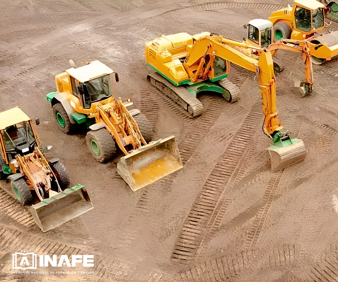 Retroexcavadora y cargadoras frontales amarillas estacionadas sobre tierra (cursos de maquinaria)