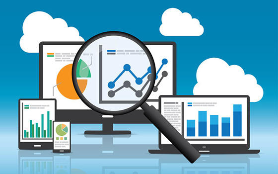 Varios dispositivos (ordenador, portátil, tablet y móvil) con gráficos y una lupa resaltando un gráfico — cursos online