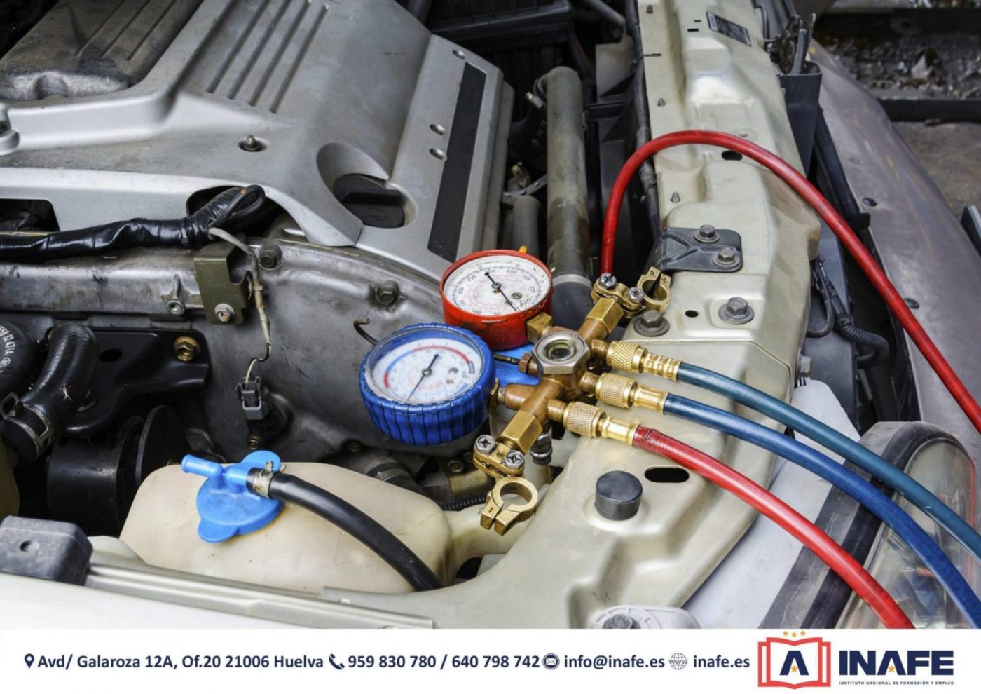 Manómetro de aire acondicionado y mangueras conectados al motor de un coche, cursos en Huelva