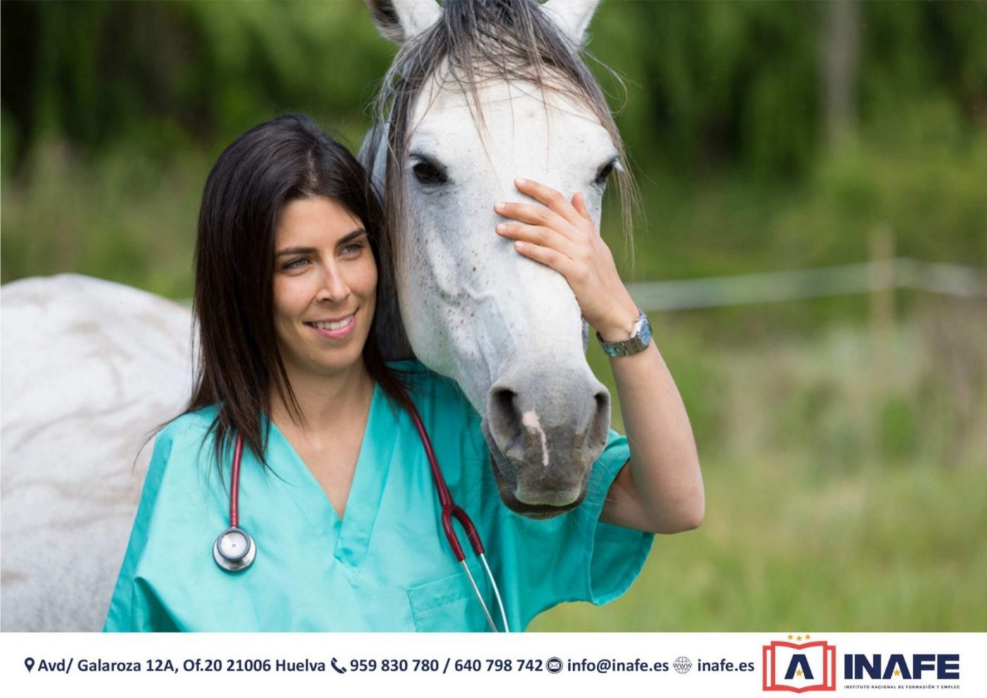 Veterinaria acariciando un caballo blanco, formación profesional Huelva