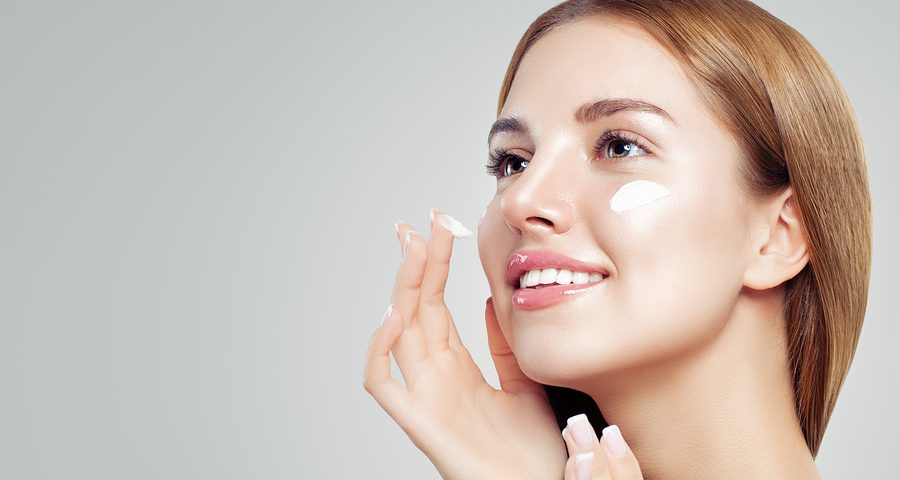 Mujer aplicando crema facial, cursos online