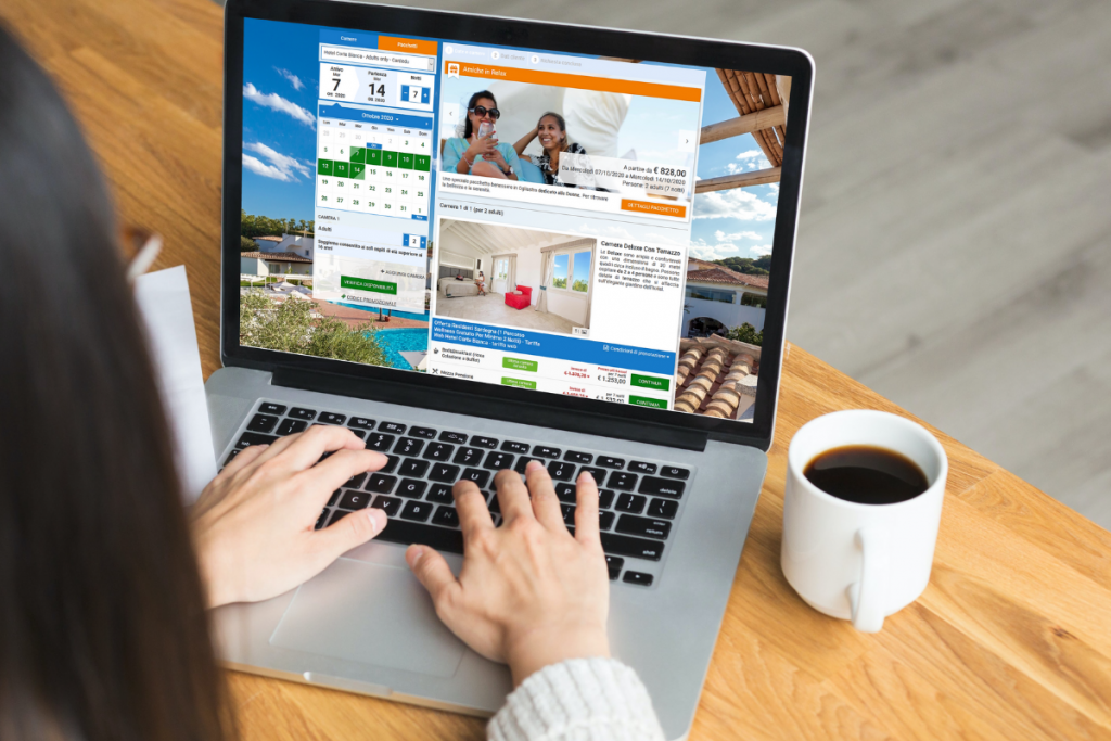 Portátil con web de reservas de hotel, manos tecleando y taza de café — cursos online