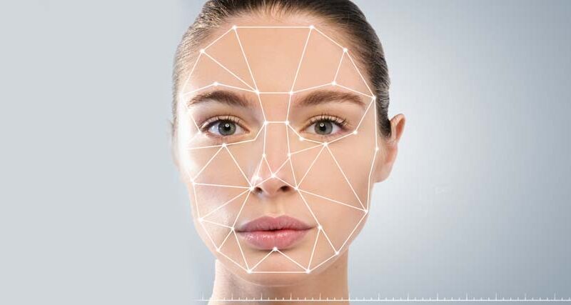 Rostro femenino con malla geométrica de reconocimiento facial, cursos online