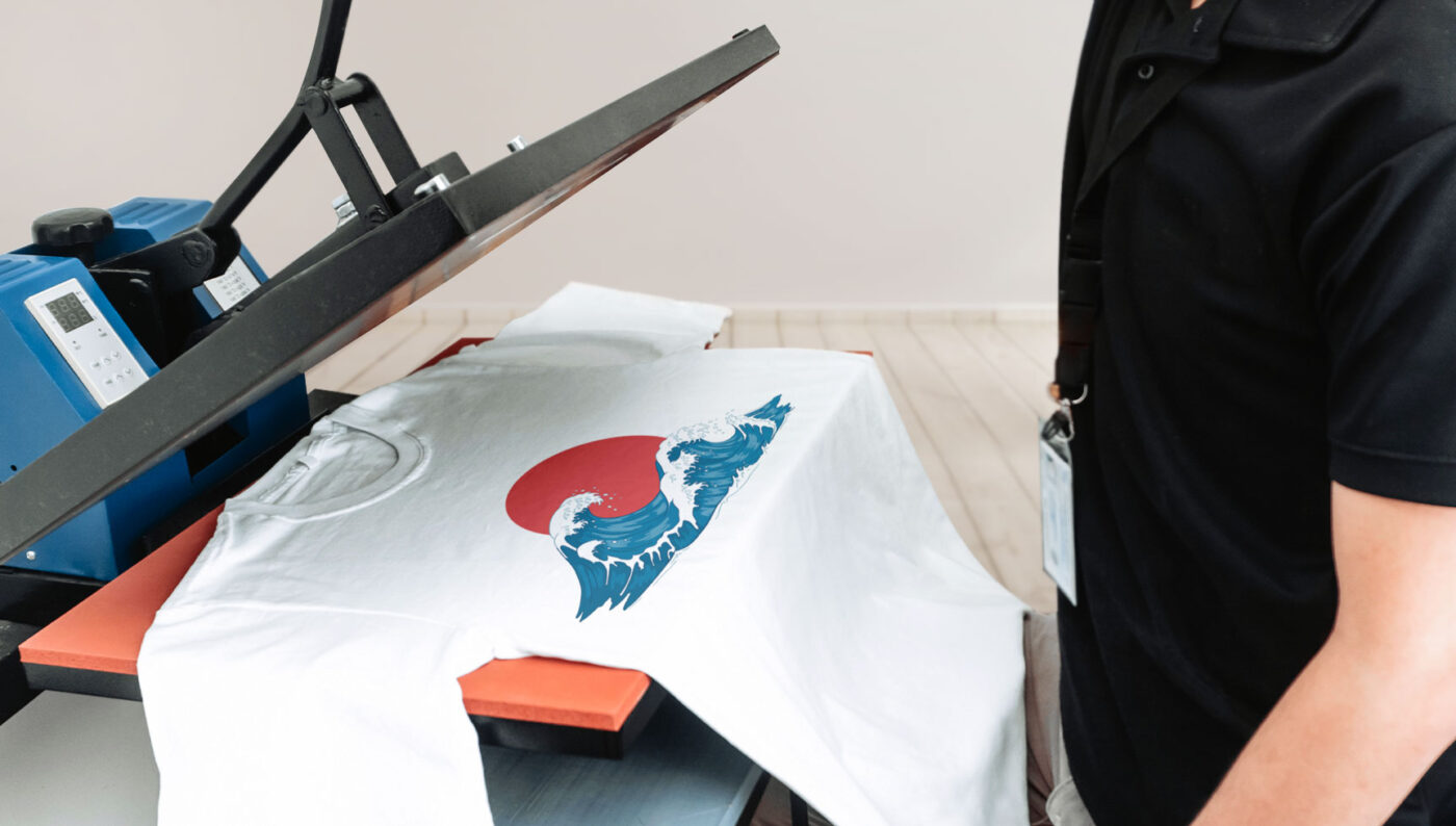 Camiseta blanca sobre prensa térmica con diseño impreso — cursos con prácticas en empresa