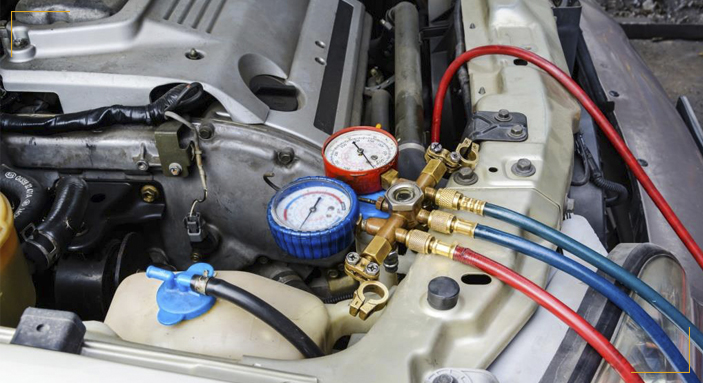 Manifold con manómetros y mangueras conectadas al aire acondicionado del coche — mantenimiento industrial
