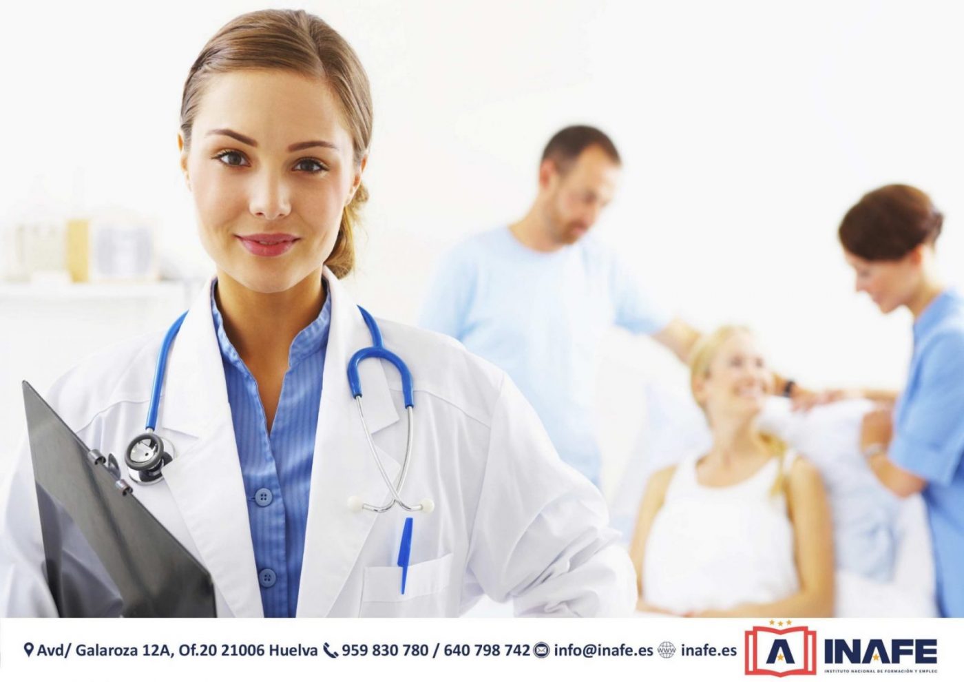 Doctora con estetoscopio y portapapeles en clínica, formación profesional Huelva
