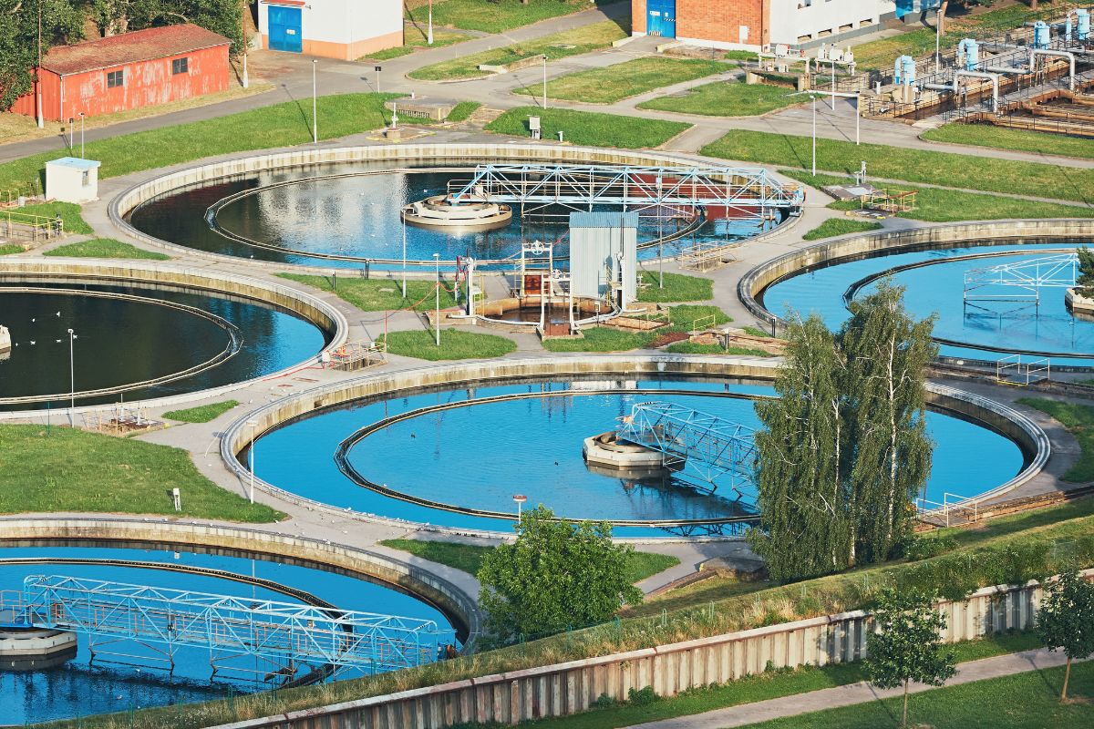 Depuradora con tanques circulares y puentes raspadores, mantenimiento industrial
