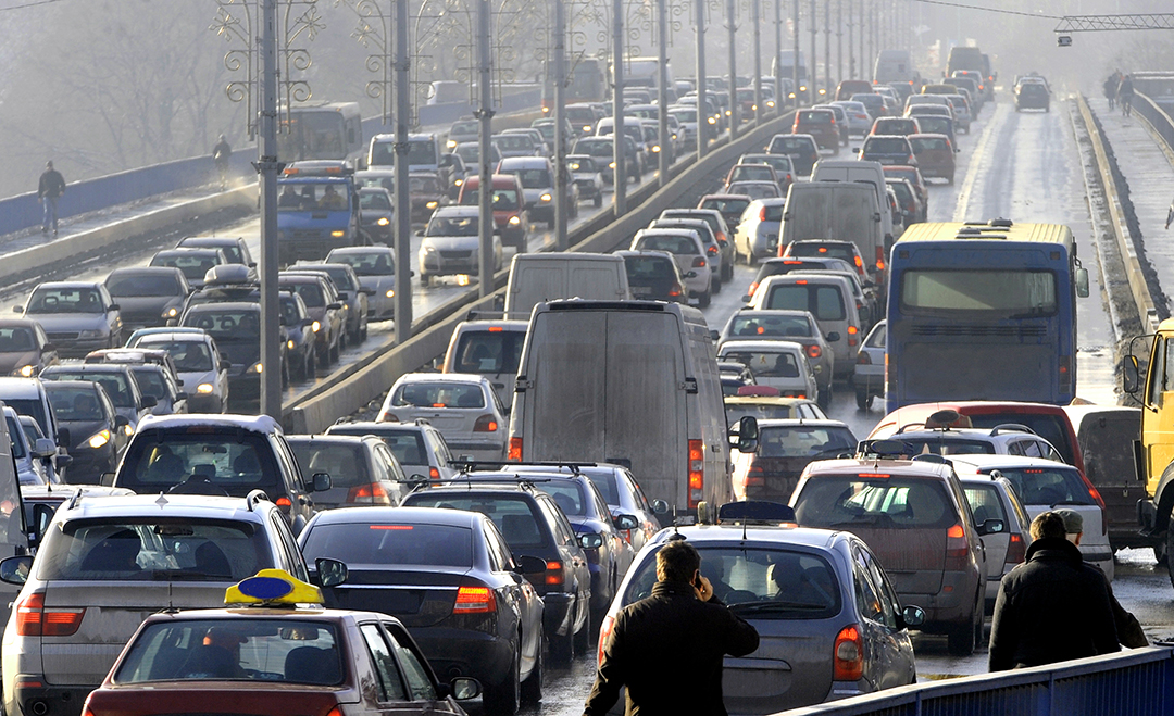 Atasco de tráfico en puente urbano con autobuses y turismos — formación para el empleo