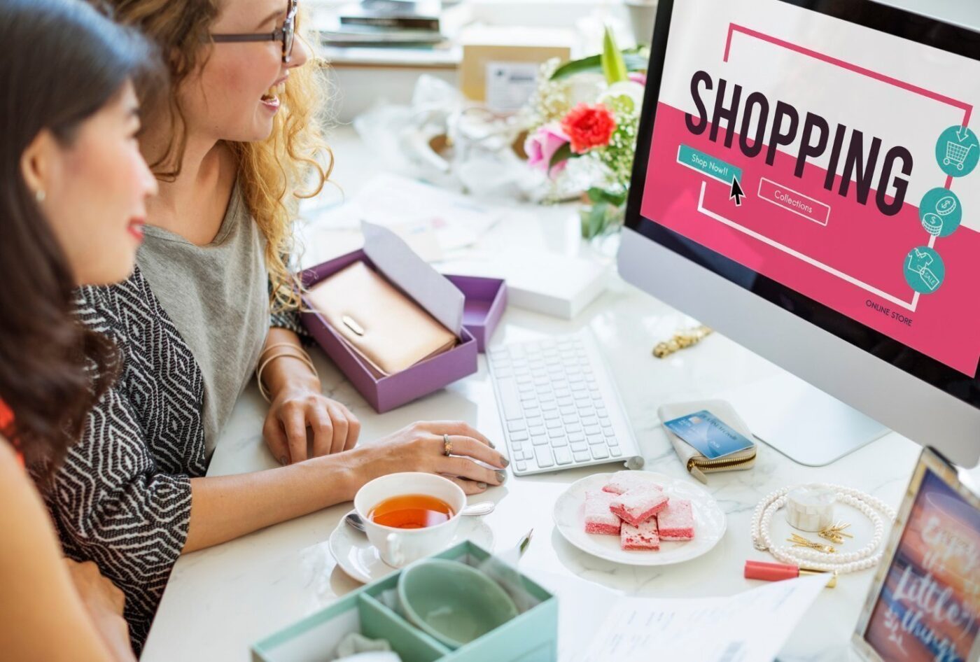 Dos mujeres revisando una tienda online en el ordenador (cursos online)