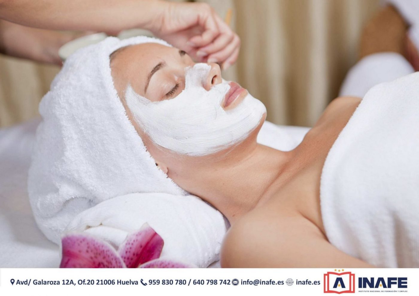 Mujer con mascarilla facial y toalla en la cabeza, cursos en Huelva
