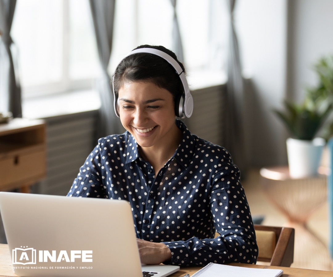 Mujer sonriente con auriculares blancos usando un portátil, cursos online