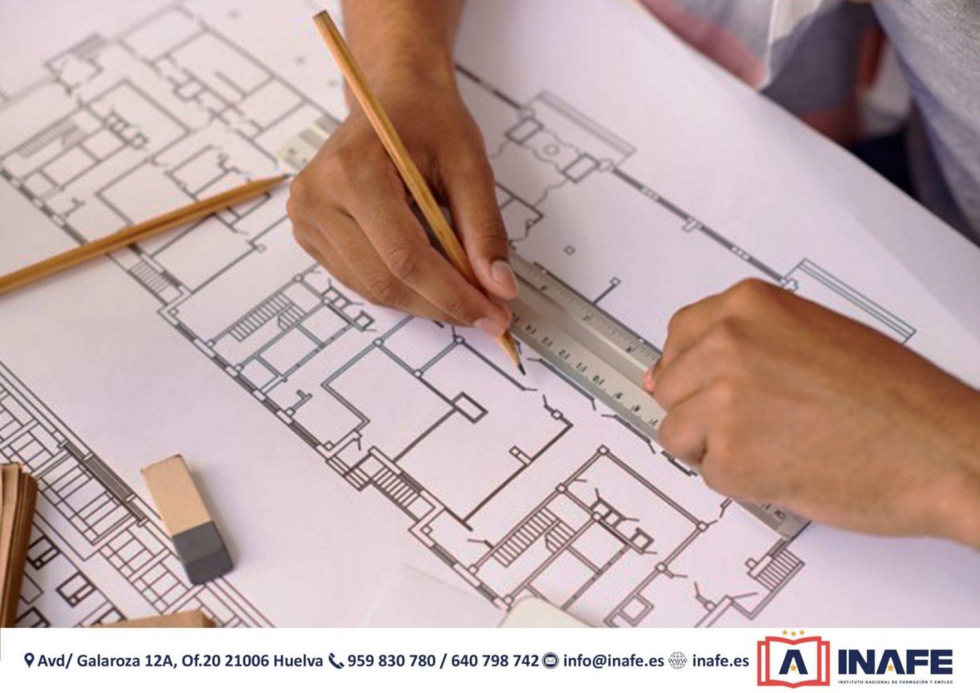 Manos trazando un plano arquitectónico con regla y lápiz, formación profesional Huelva