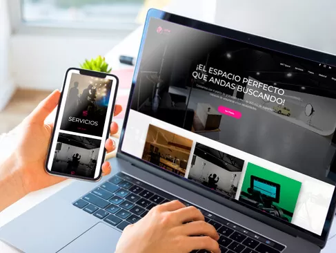 Portátil y móvil mostrando un sitio web de servicios en español (cursos online)