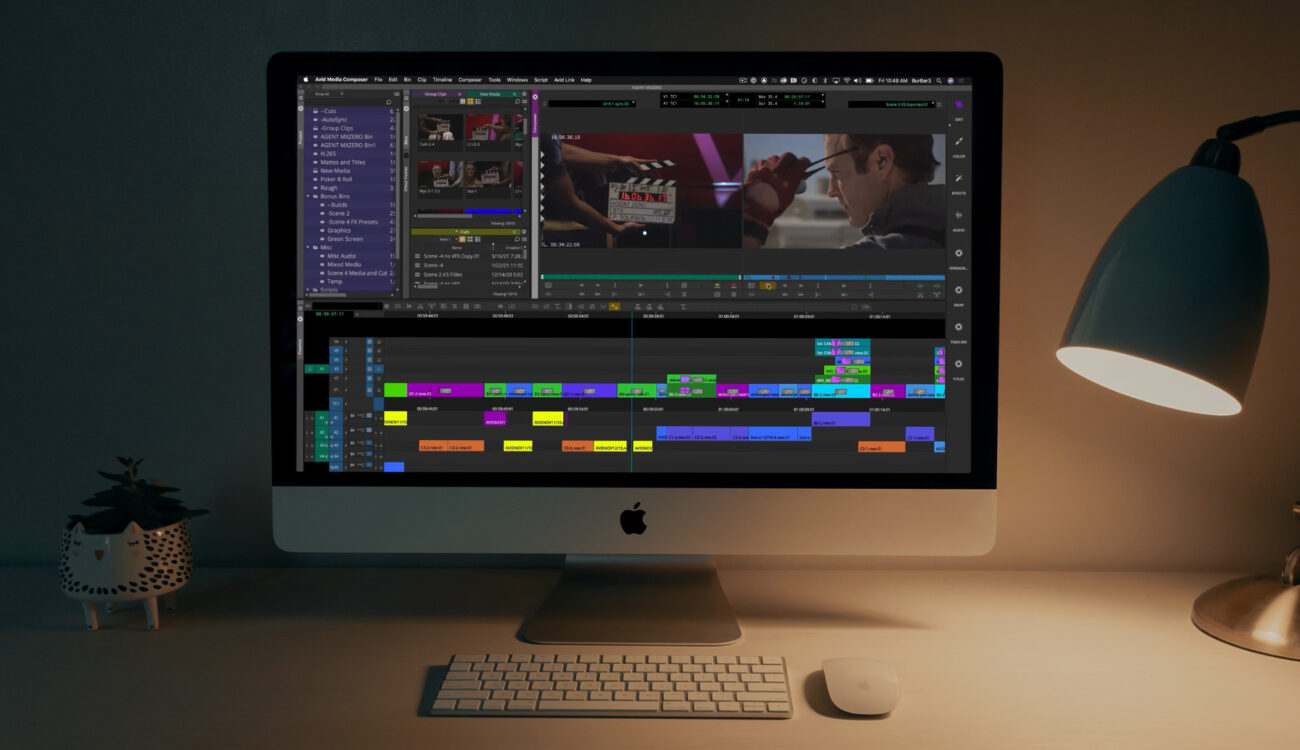iMac con software de edición de vídeo y línea de tiempo visible, cursos online