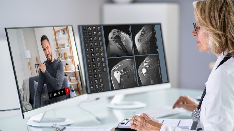 Doctora revisando resonancias de hombro mientras atiende en videollamada a un paciente con dolor, cursos online