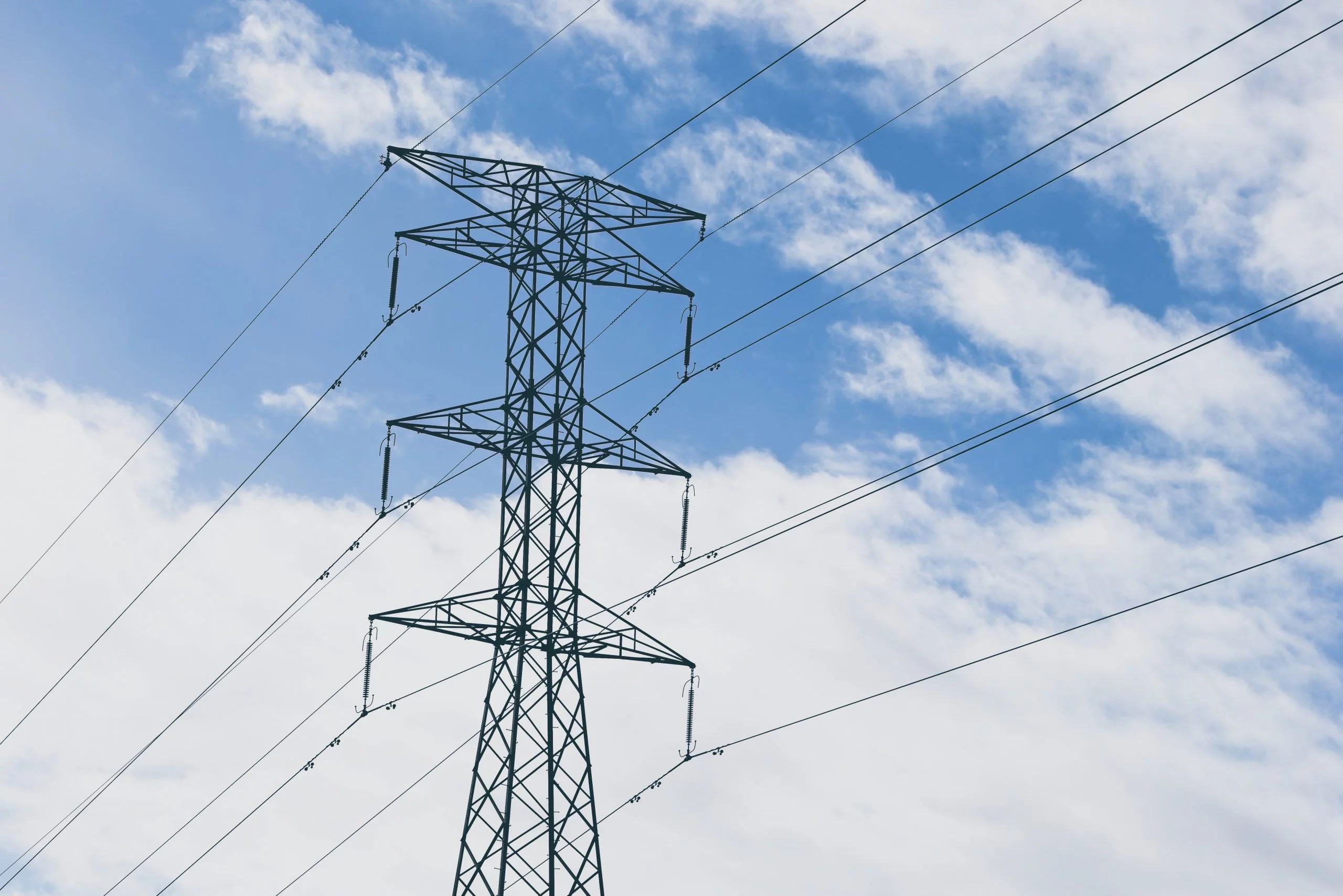 Torre de alta tensión con líneas eléctricas, mantenimiento industrial