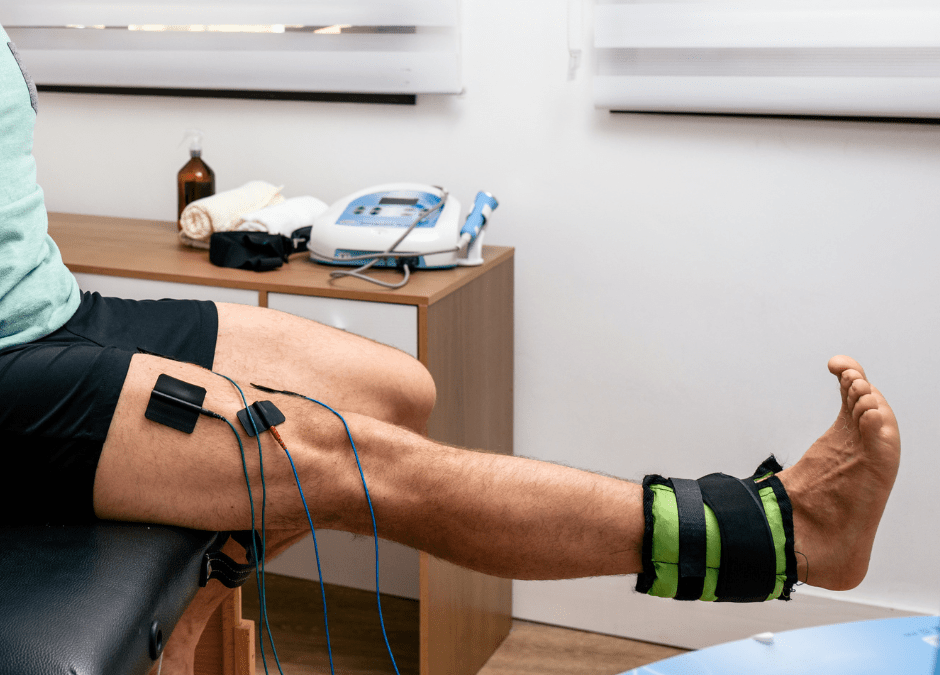 Muslo y tobillo con electrodos y peso en sesión de electroterapia — cursos con prácticas en empresa