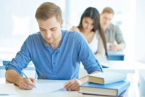 Jóvenes realizando examen de oposiciones