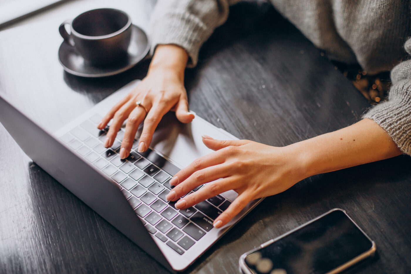 Manos femeninas tecleando en portátil, cursos online