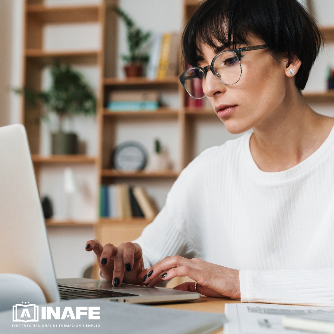 Mujer con gafas tecleando en port&aacute;til, cursos online
