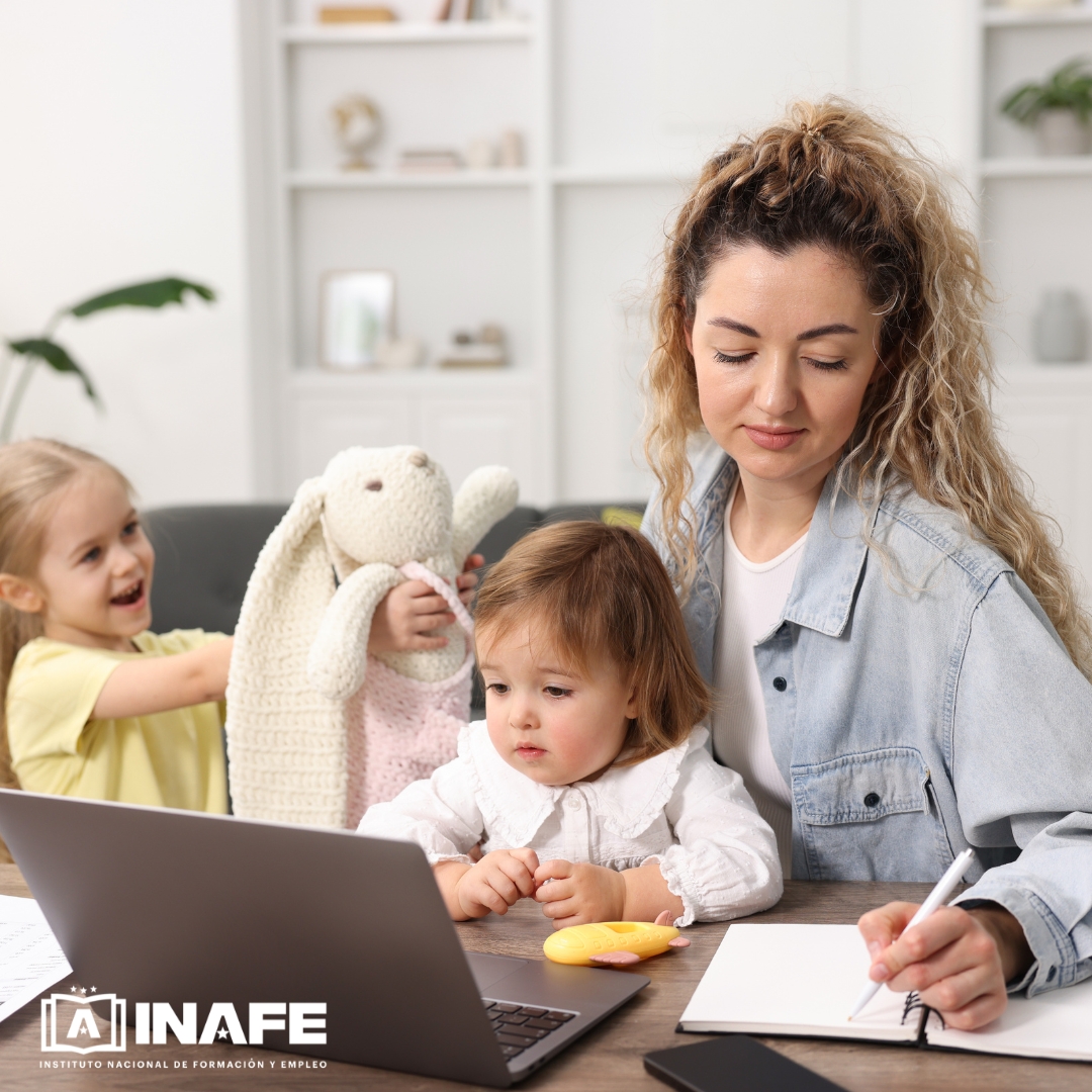Mujer escribiendo junto a un port&aacute;til con dos ni&ntilde;as, formaci&oacute;n para el empleo
