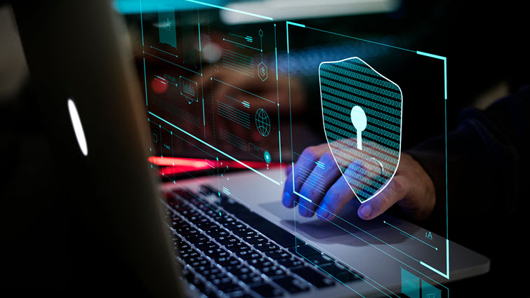 Manos tecleando en portátil con icono de candado holográfico, cursos online