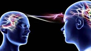 Dos cabezas humanas iluminadas conectadas por impulsos eléctricos, concepto de cursos online
