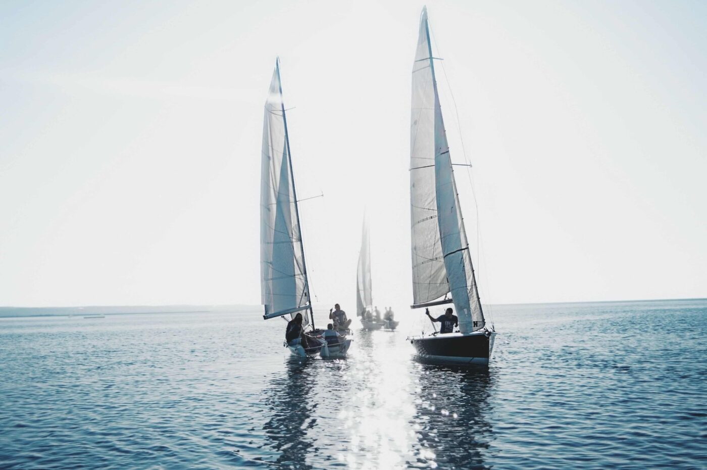 Veleros en el mar con velas desplegadas, cursos online