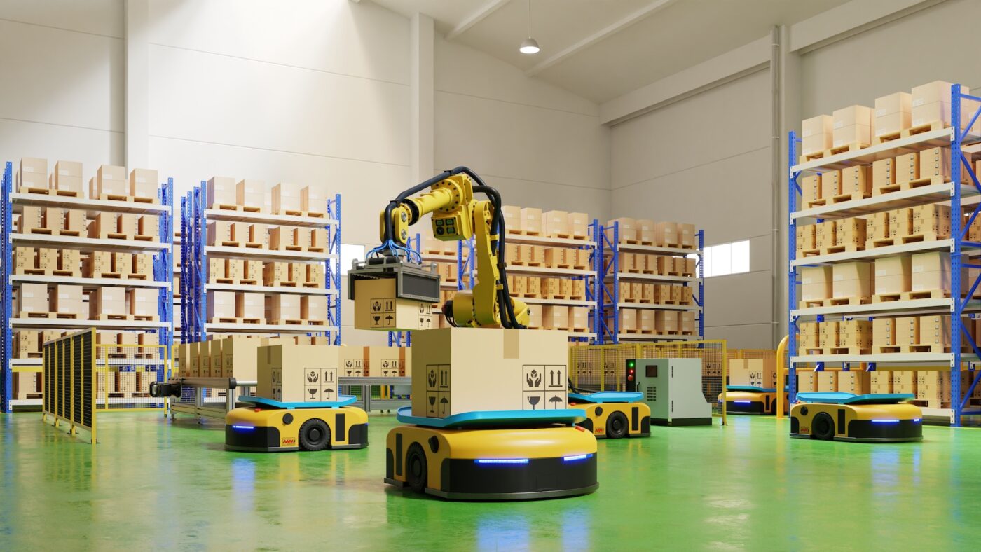 Brazo robótico y AGV en almacén, cursos sector industrial