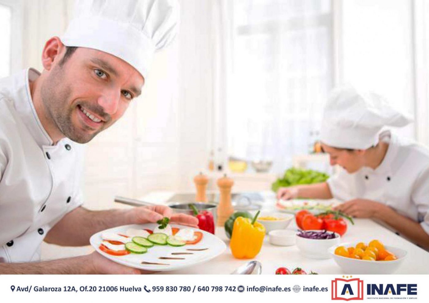 Chef sonriente emplatando verduras frescas, formación profesional Huelva