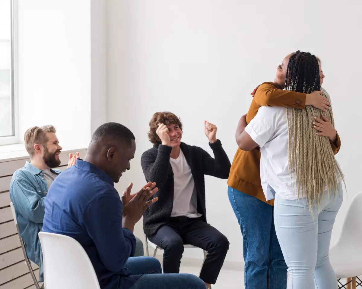 Personas en círculo celebrando tras una sesión de formación para asociaciones