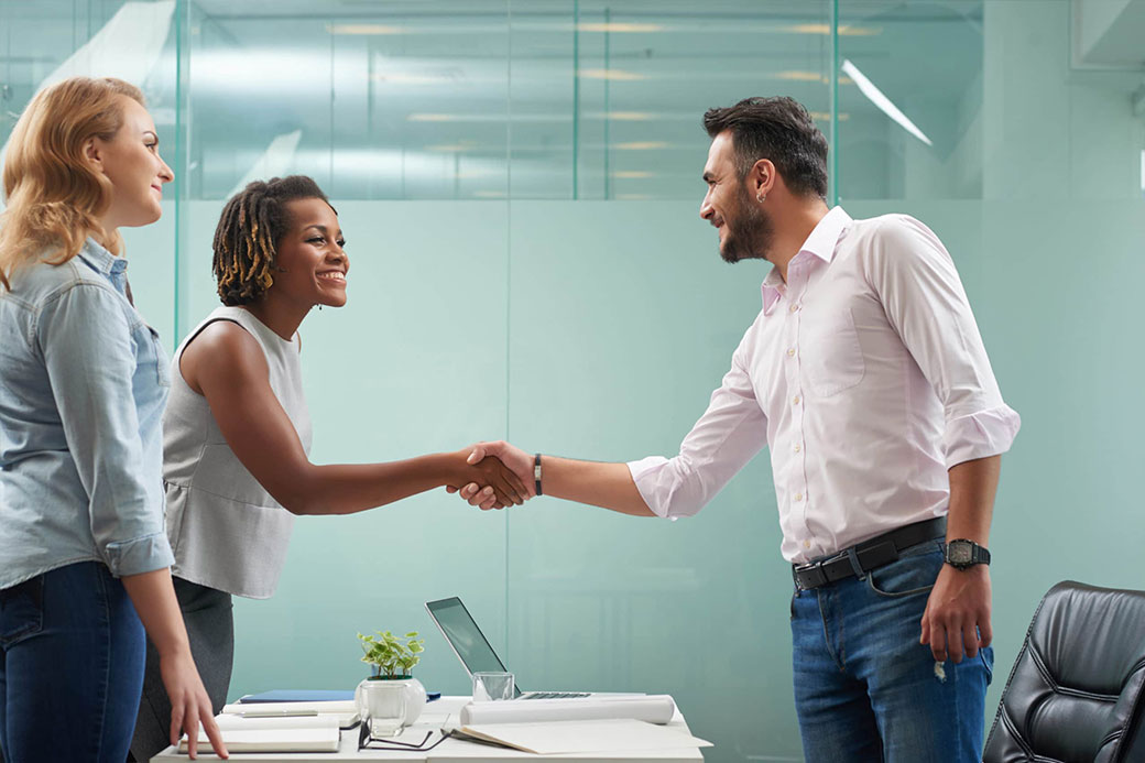 Apretón de manos entre dos profesionales en oficina — formación para el empleo