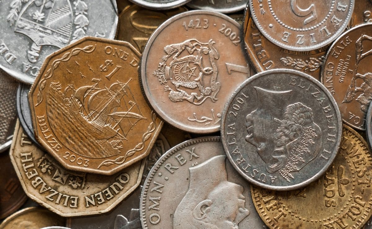 Monedas internacionales apiladas, formación para el empleo