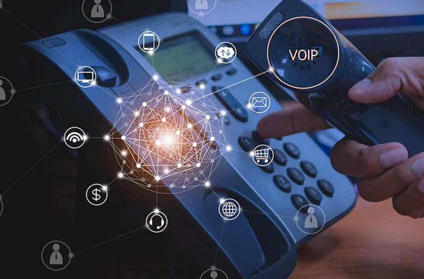 Auricular de teléfono IP marcado 'VOIP' sobre teléfono de sobremesa, cursos online
