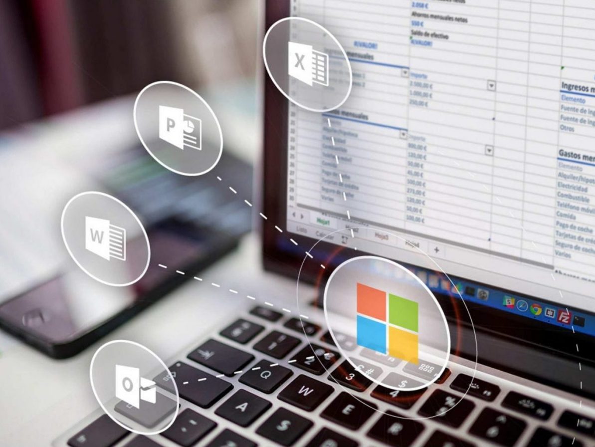 Portátil con hoja de cálculo en pantalla e iconos de Microsoft Office, cursos online