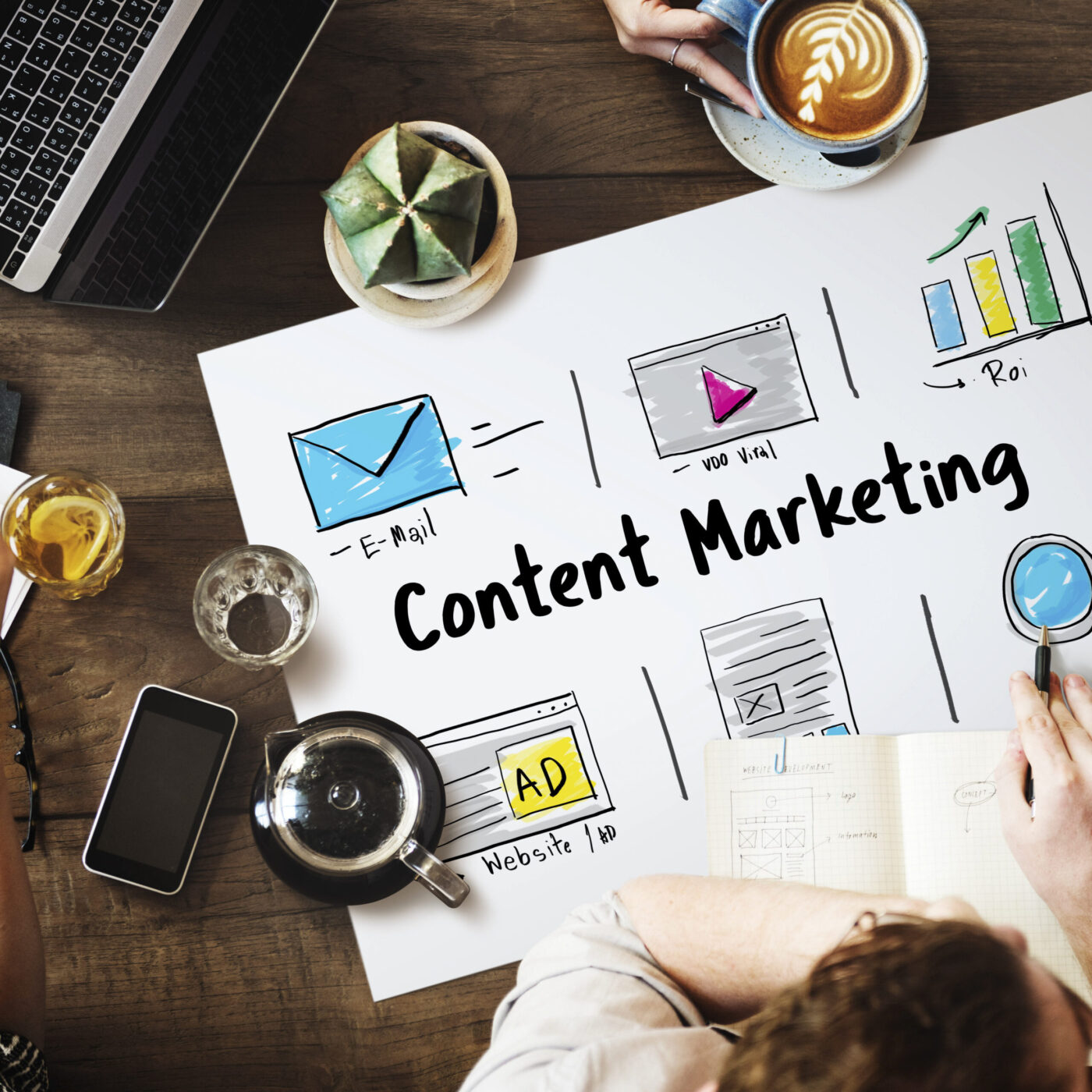 Esquema de Content Marketing sobre mesa de trabajo con portátil, teléfono y taza de café — cursos online