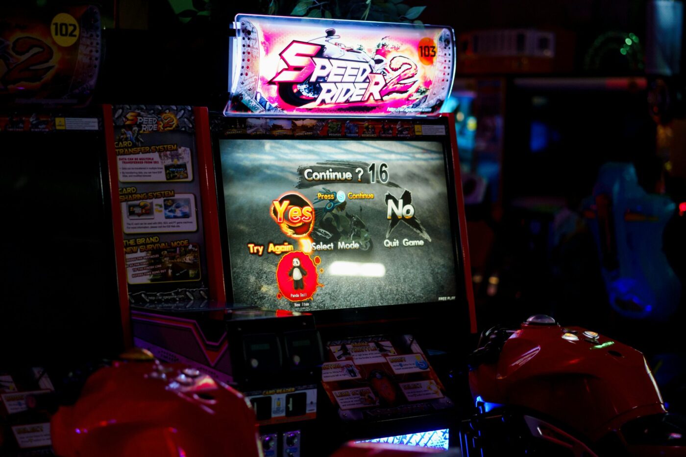 Máquina recreativa 'Speed Rider 2' con pantalla y carenados de moto (cursos de maquinaria)
