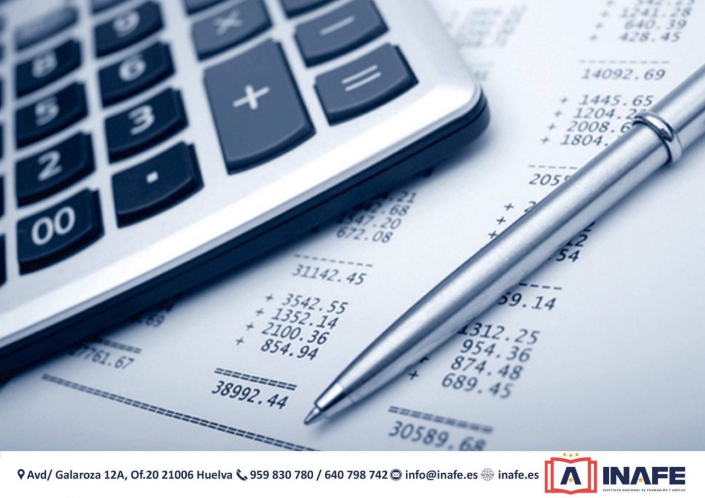 Calculadora y bolígrafo sobre extracto contable, formación profesional Huelva