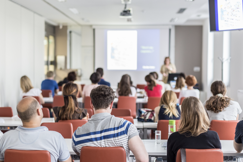 Participantes en aula atendiendo una formación para el empleo