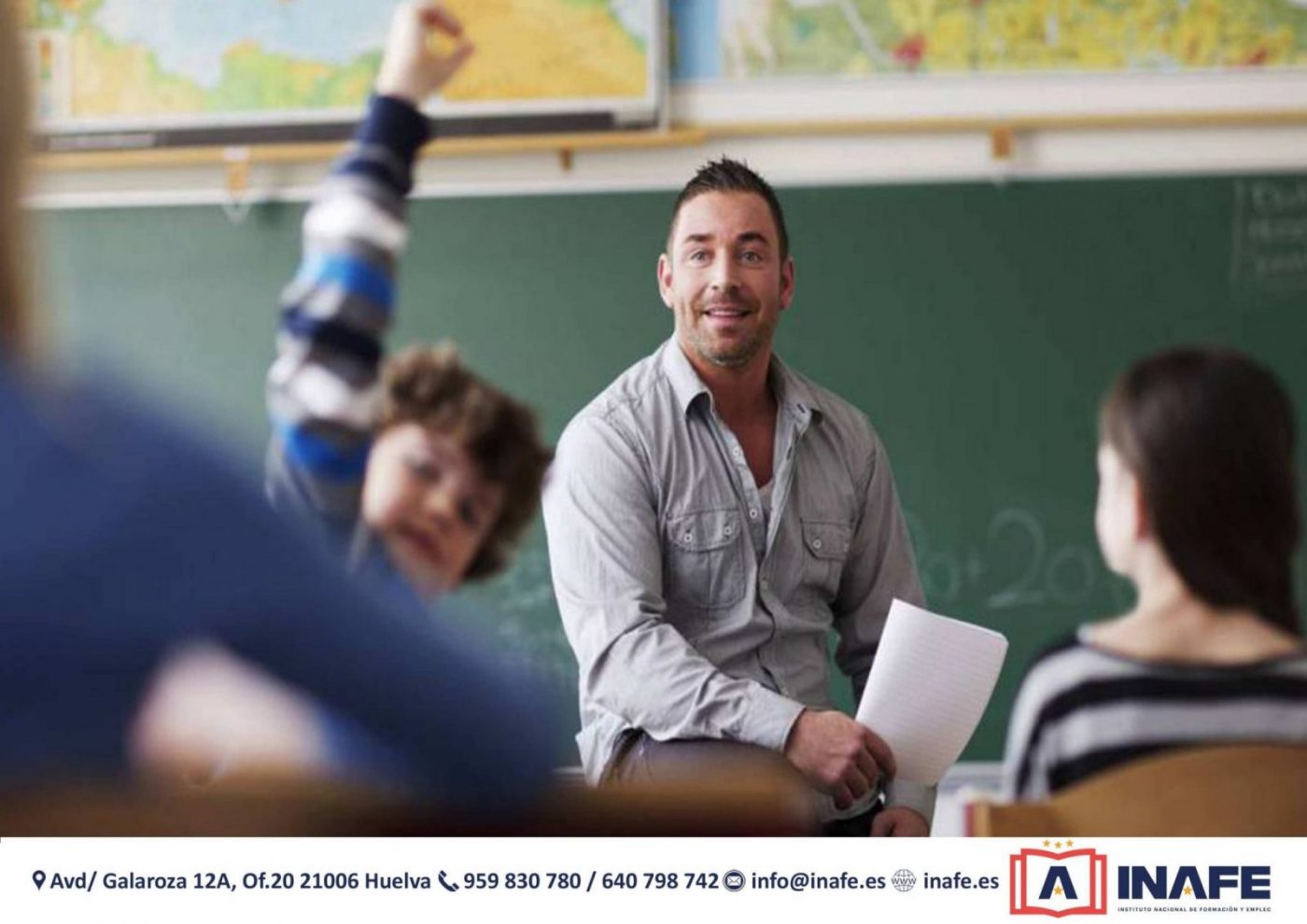 Profesor en aula con alumnos y pizarra, cursos en Huelva