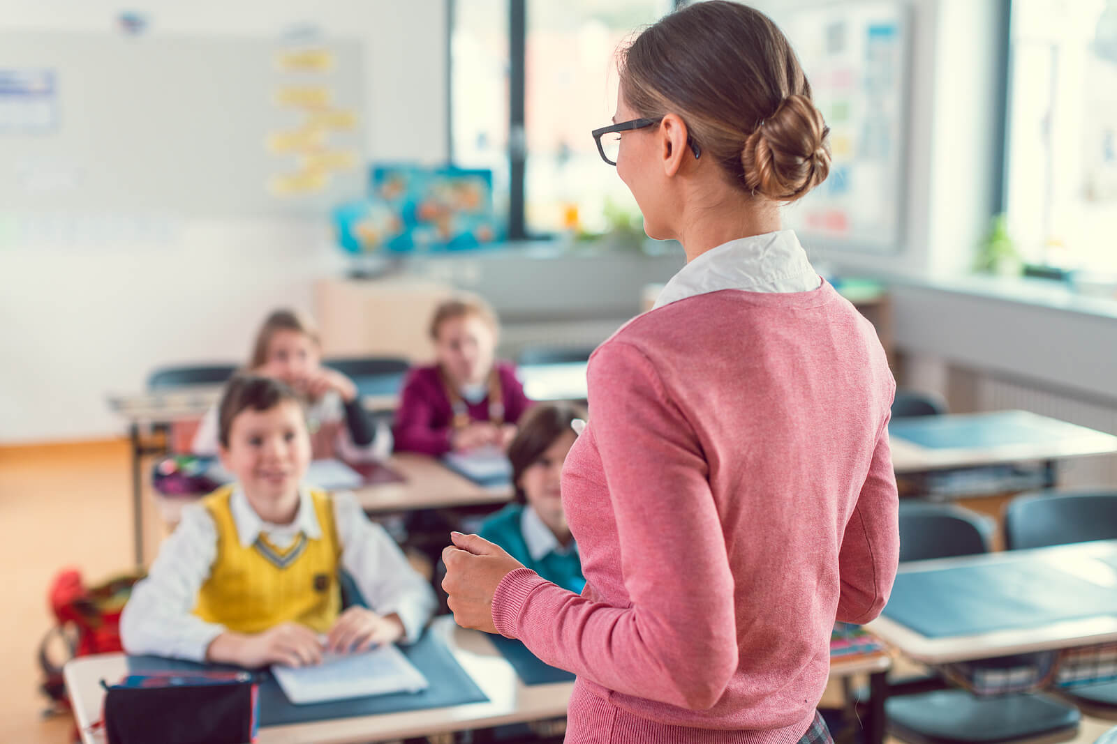Profesora enseñando a alumnos en un aula (formación para el empleo)