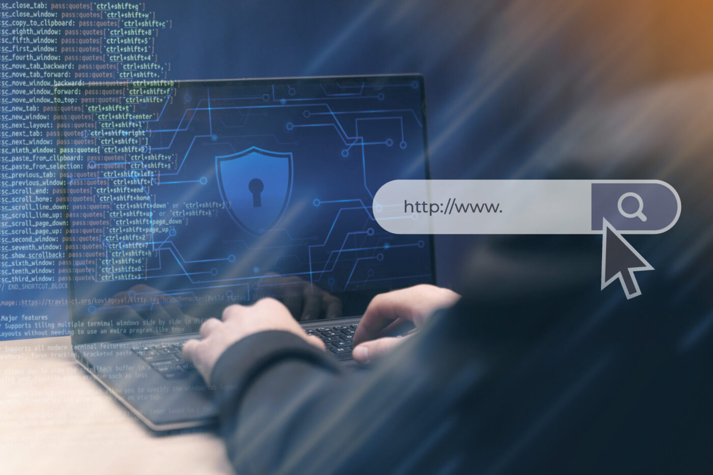 Manos tecleando en un portátil con código, escudo de seguridad y barra de búsqueda 'http://www.' (cursos online)