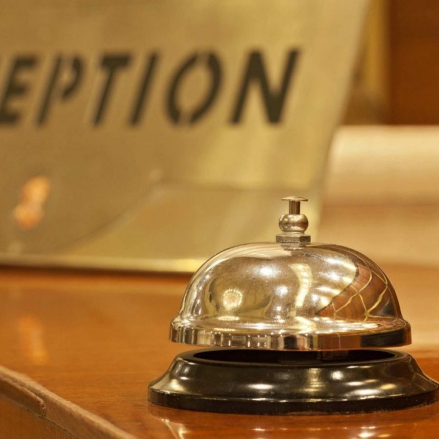 Timbre de recepción metálico sobre mostrador — formación para el empleo